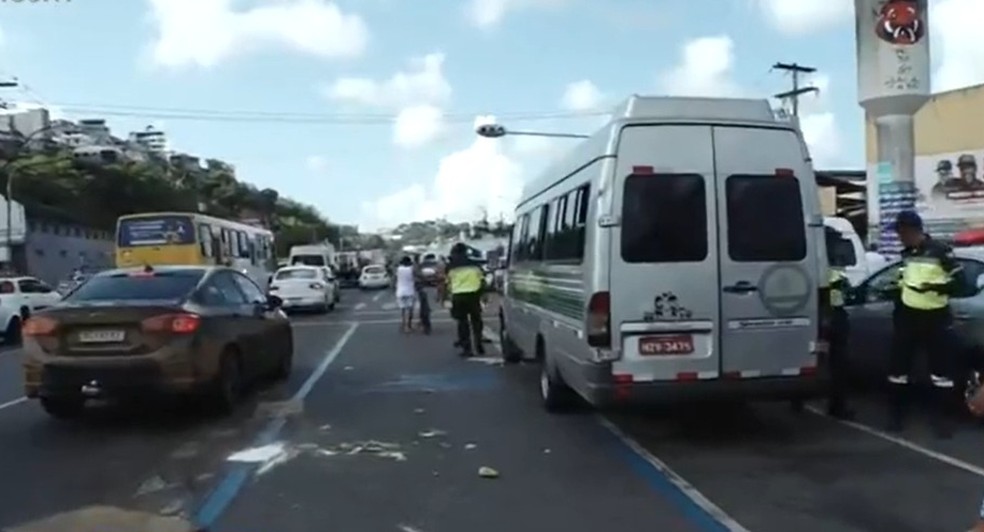 Feirante  atropelado por van na regio da Feira de So Joaquim, em Salvador — Foto: Reproduo/TV Bahia