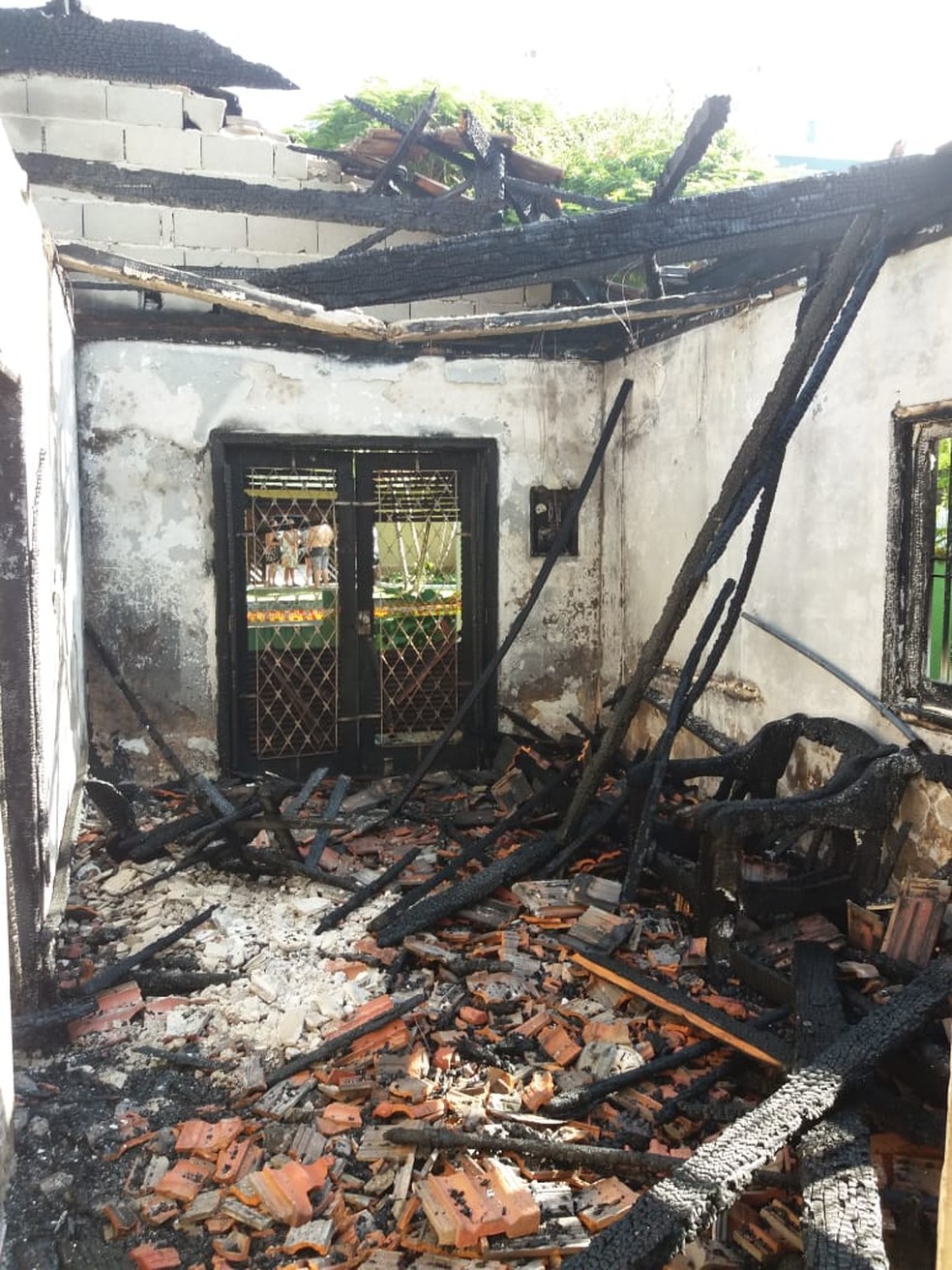 Casa ficou destruída após o incêndio em Bertioga, SP — Foto: G1 Santos
