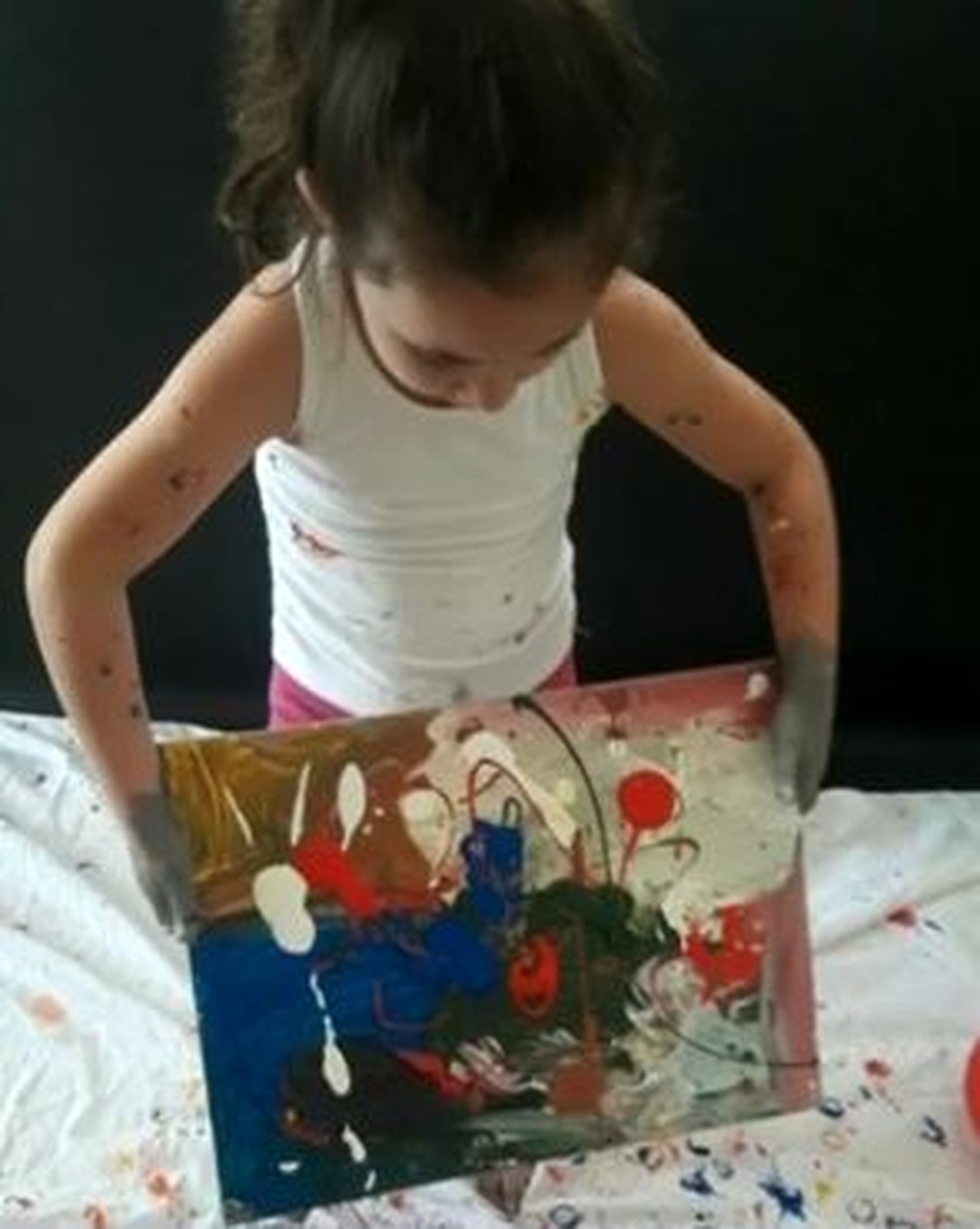 Quadros de menina de 4 anos serão expostos em Paris — Foto: Reprodução/TV TEM