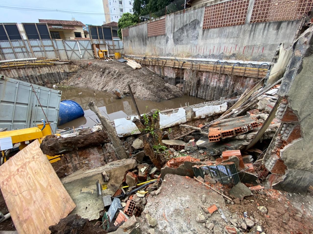Parte de canteiro de obras cede e abre cratera após chuvas e rajadas de vento em Vitória