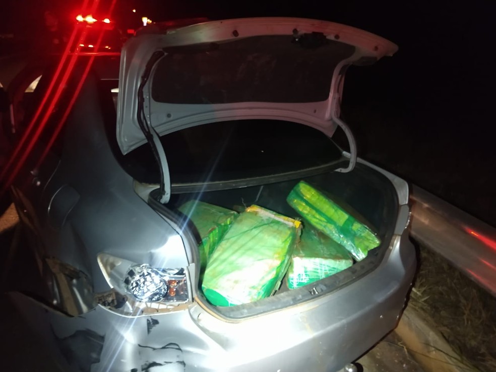 Drogas são achadas em porta malas de veículo que transitava por rodovia na região de Avaré — Foto: Polícia Civil/Divulgação