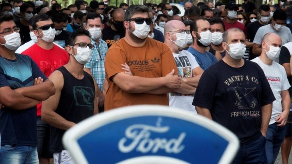 Funcionários da fábrica da Ford em Taubaté (SP) pedem apoio do poder público — Foto: Carla Carniel/Reuters