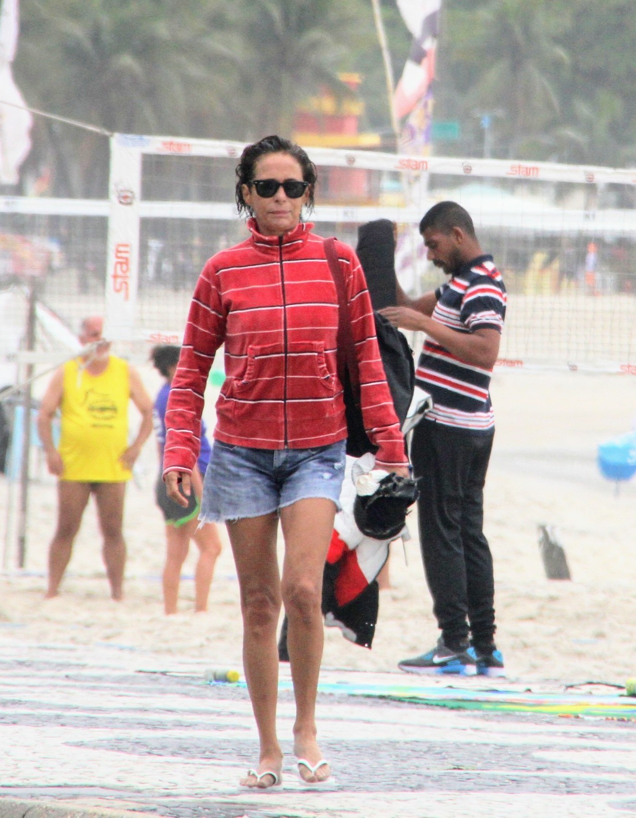 Andréa Beltrão deixa a Praia de Copacabana (Foto: Daniel Delmiro/AgNews)