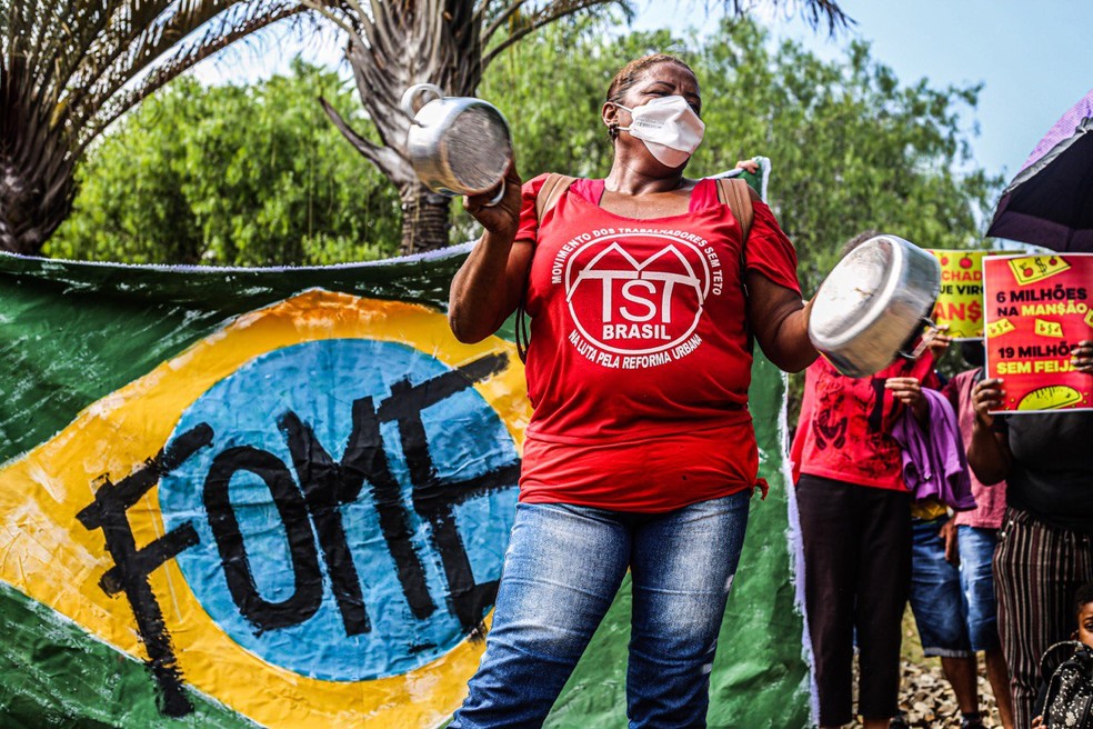 Movimento dos Trabalhadores Sem Teto faz protesto em frente à mansão de Flávio Bolsonaro em Brasília — Foto: Scarlett Rocha/Scarlettrphoto