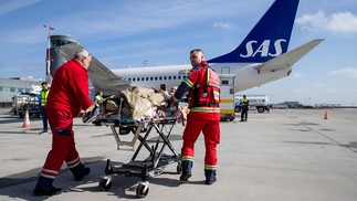 Modelo Boeing 737 foi adaptado para receber os pacientes atingidos na guerra contra a Rússia — Foto: Petter Berntsen/AFP