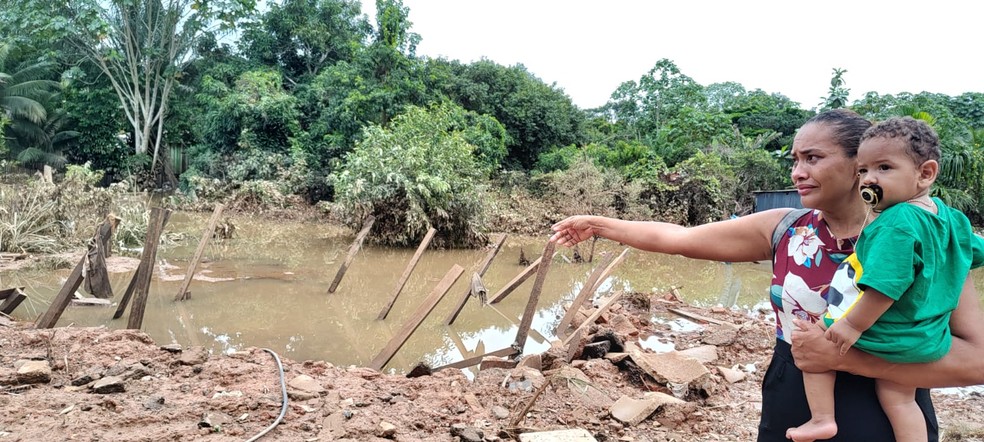 Janaira mostra o que sobrou da casa dela — Foto: Aline Nascmento/g1