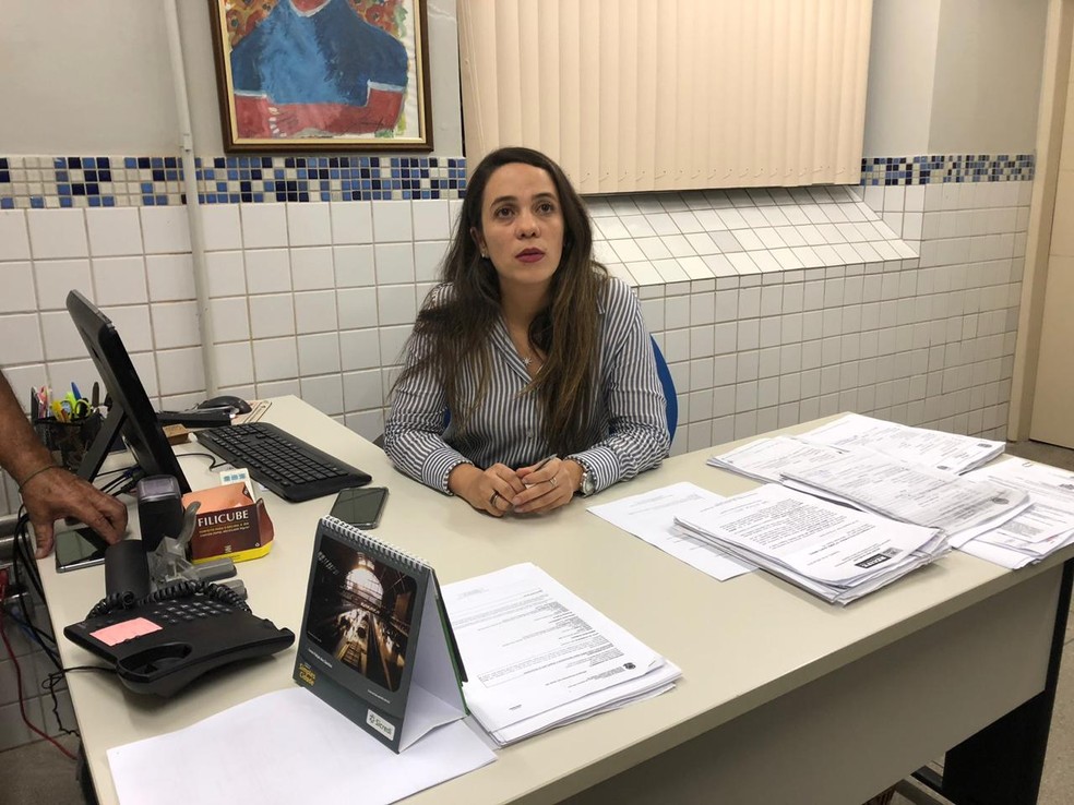 Delegada Bruna FalcÃ£o detalhou cas queixas que a vÃ­tima de agressÃ£o com soda cÃ¡ustica fez contra o ex-marido â€” Foto: Pedro Alves/G1