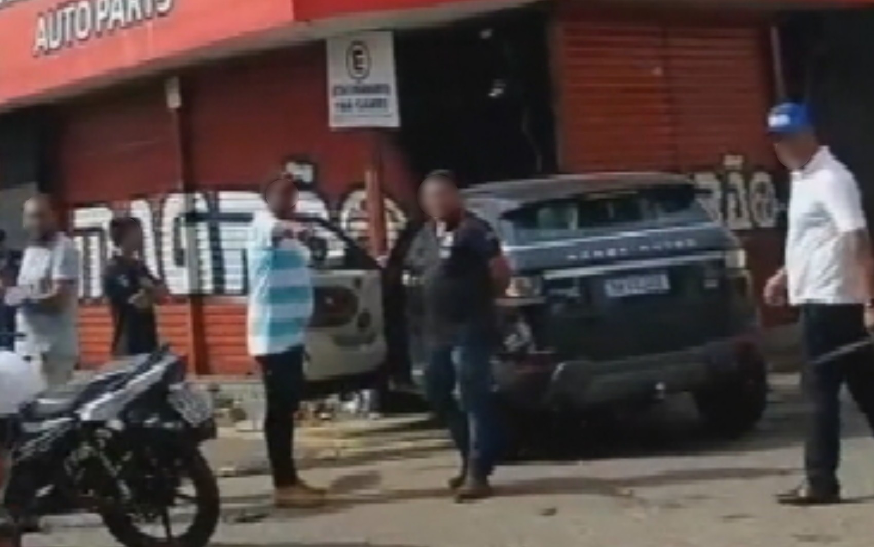 Land Rover invade loja após bater contra outro carro, em Goiânia; vídeo