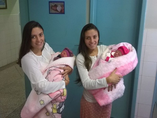 Jéssica, à esquerda, e Joyce deram à luz Valentina e Emanuelle no dominfo (26) em Içara (Foto: Arquivo Pessoal)