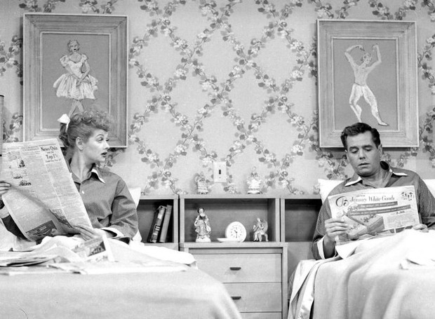 No seriado I Love Lucy, da década de 1950, o casal de personagens Lucy Ricardo e Ricky Ricardo só podia aparecer em camas separadas pela "moralidade" da época  (Foto: Reprodução)