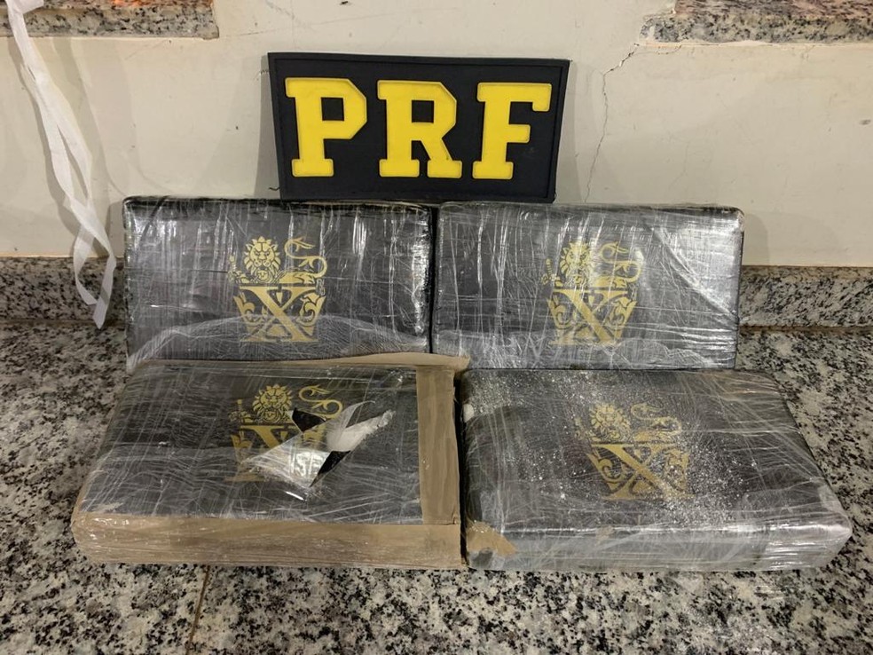 Tabletes de cocaína que estavam dentro dos fardos de farinha — Foto: PRF/Divulgação