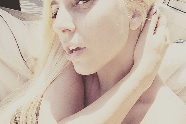 Lady Gaga posta foto 