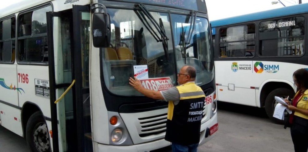 Ônibus de Maceió são autuados por apresentar condições precárias para a circulação de passageiros — Foto: Divulgação/SMTT