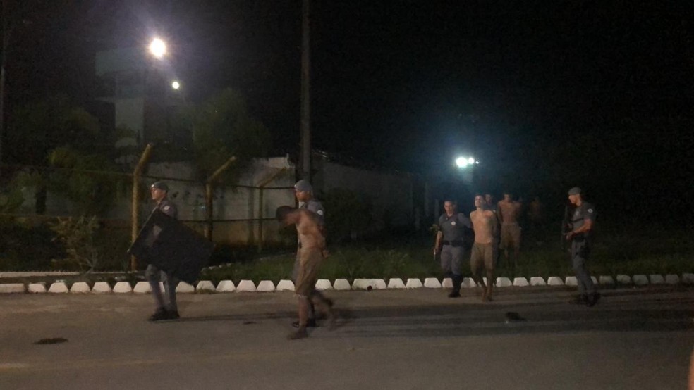 Fugitivos são recapturados pela Polícia Militar após fuga de presídio em Mongaguá, SP — Foto: Addriana Cutino/G1