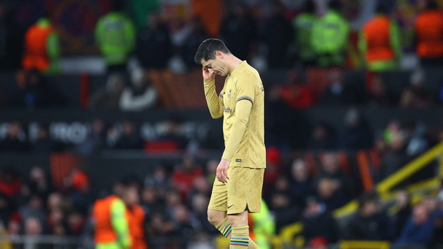 Lewandowski lamenta derrota do Barcelona para o Manchester United e eliminação da Liga Europa