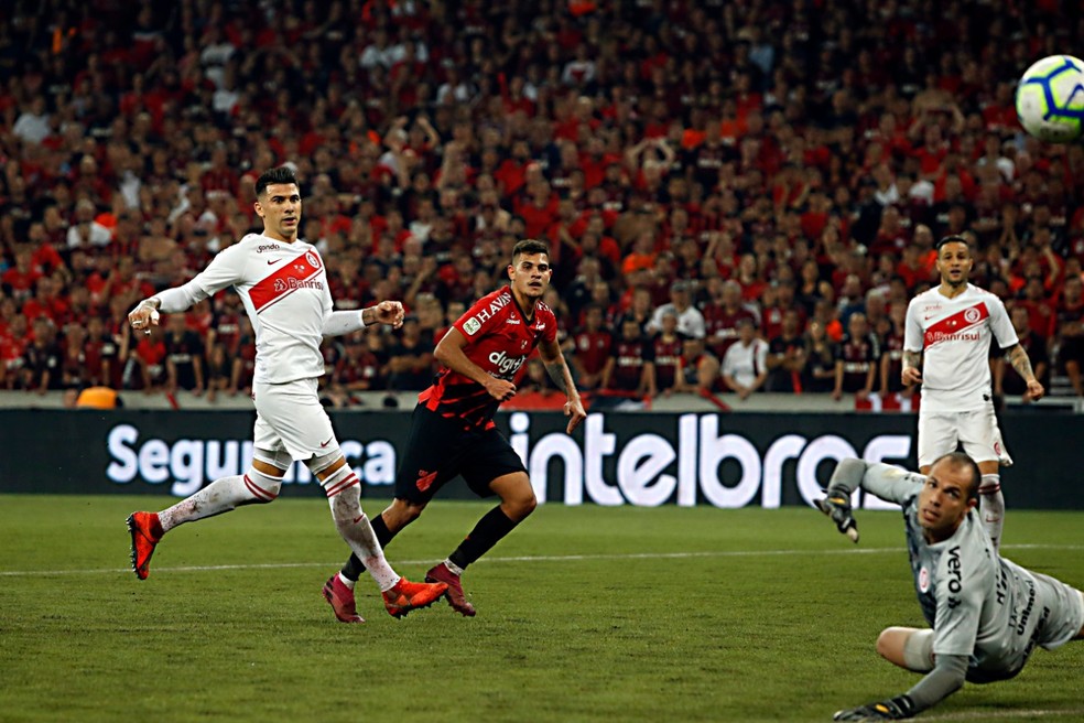 Ele finaliza de primeira, marcando o Ãºnico gol do jogo â?? Foto: Albari Rosa/Gazeta do Povo