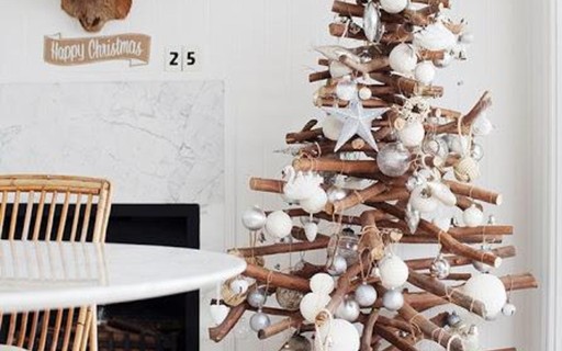 Aprenda um truque fácil e econômico para decorar a árvore de Natal - Casa  Vogue | Ambientes