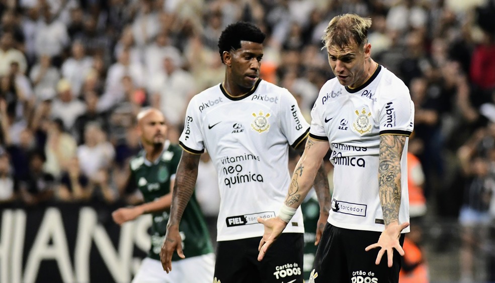 Gil e Róger Guedes em Corinthians x Guarani — Foto: Marcos Ribolli