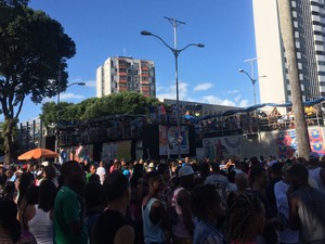 Parada Gay reúne multidão no centro de Salvador (Foto: Henrique Mendes / G1)