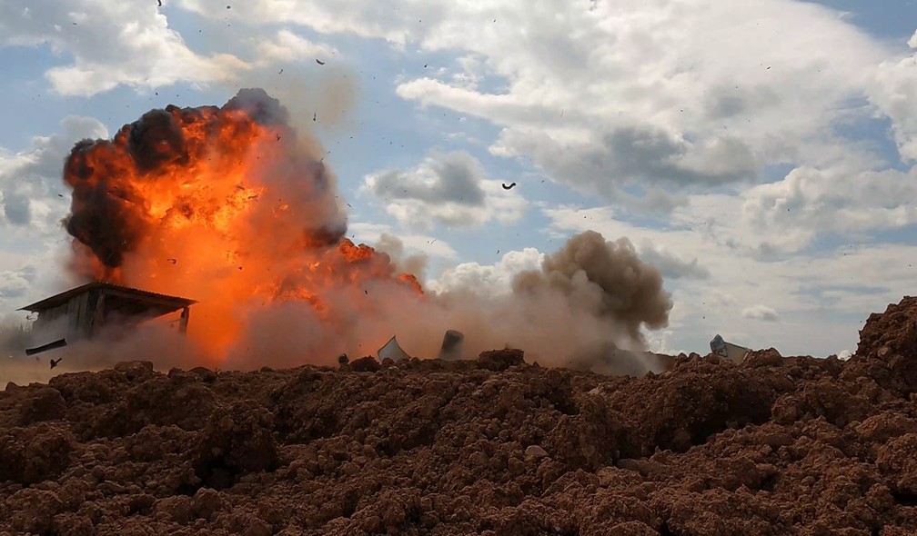 Explosão de uma das máquinas flagradas em garimpo ilegal no Pará  — Foto: Polícia Federal/Reprodução 