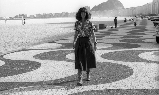 Danuza Leão no calçadão de Copacabana, em 1978