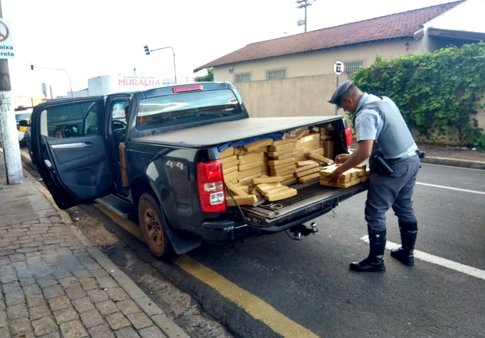 Caminhonete com mais de uma tonelada de maconha é apreendida em rodovia do interior de SP — Foto: Polícia Rodoviária/Divulgação