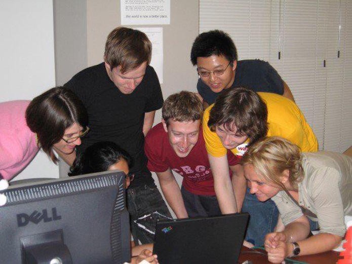 Equipe de desenvolvimento do Feed de Notícias do Facebook em seu lançamento em 2006 (Foto: Divulgação/Facebook)