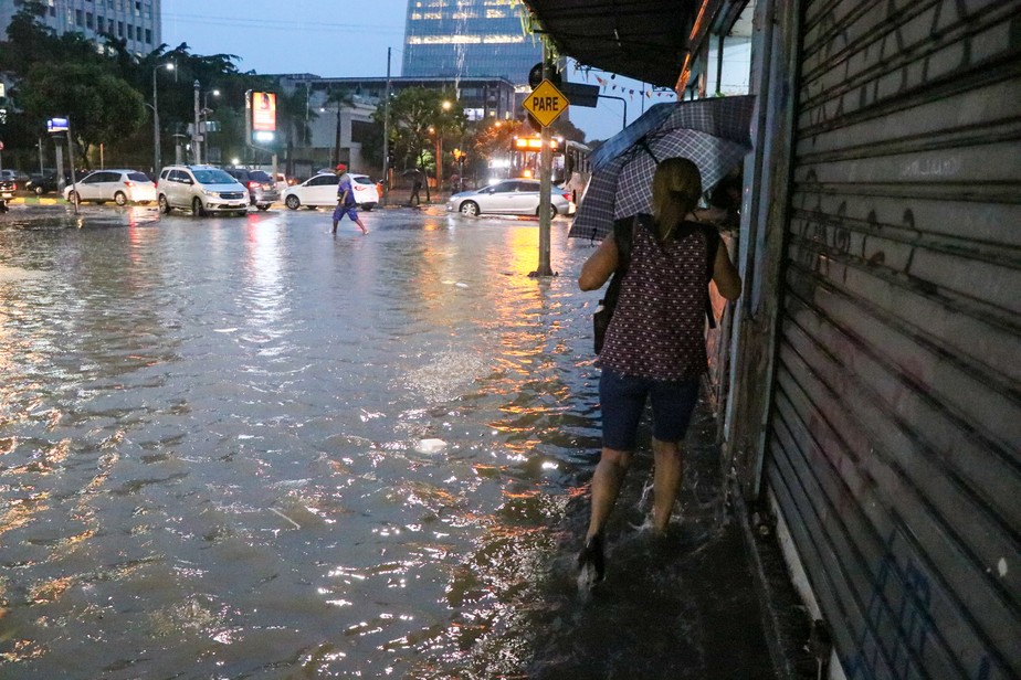 Chuva alega a Rua Camerino, na região central do Rio