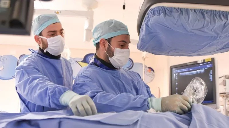 A dupla de radiologistas intervencionistas pediátricos que fez a operação em Yasmin (Foto: HOSPITAL PEQUENO PRÍNCIPE via BBC)