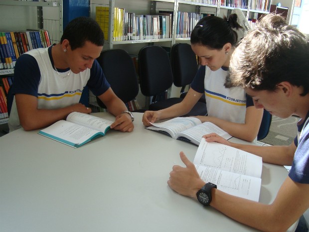 Amigos se preparam em plantões de estudos para o vestibular da Unesp (Foto: Jéssica Pimentel / G1)