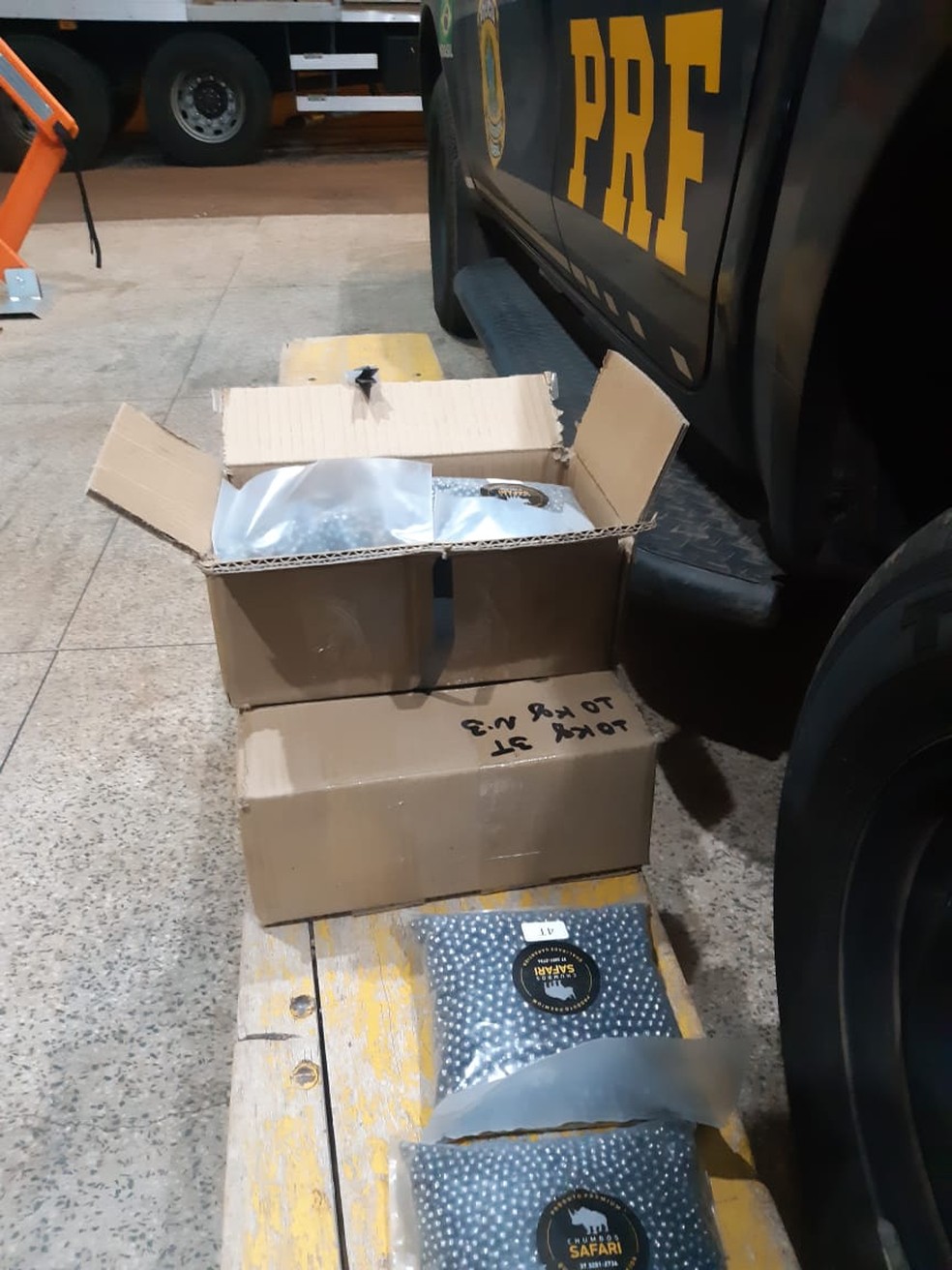 Carreta ainda transportava fogos de artifícios com notas fiscais do estado de Minas Gerais — Foto: Divulgação/Polícia Rodoviária Federal