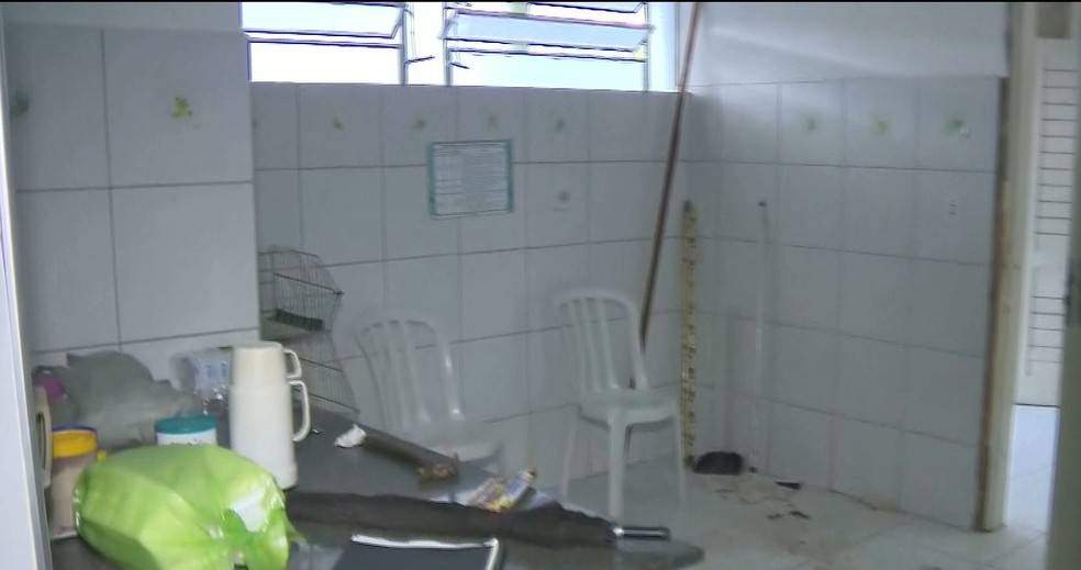 Criminosos levaram geladeira, alimentos, purificador de água, botijões e outros objetos da cozinha da creche em Campina Grande — Foto: Reprodução/TV Paraíba