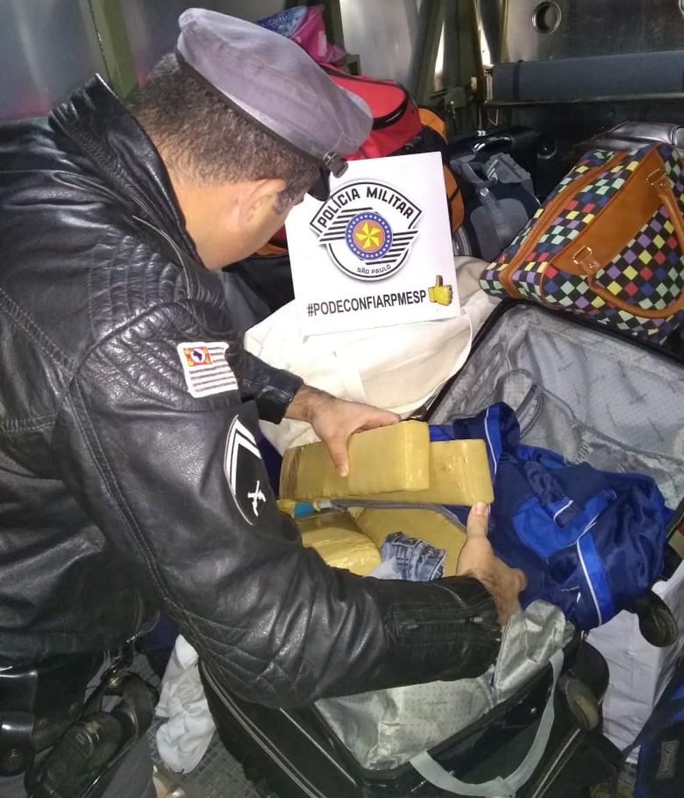 Mais de 12 quilos de maconha foram apreendidos (Foto: Cedida/Polícia Militar Rodoviária)