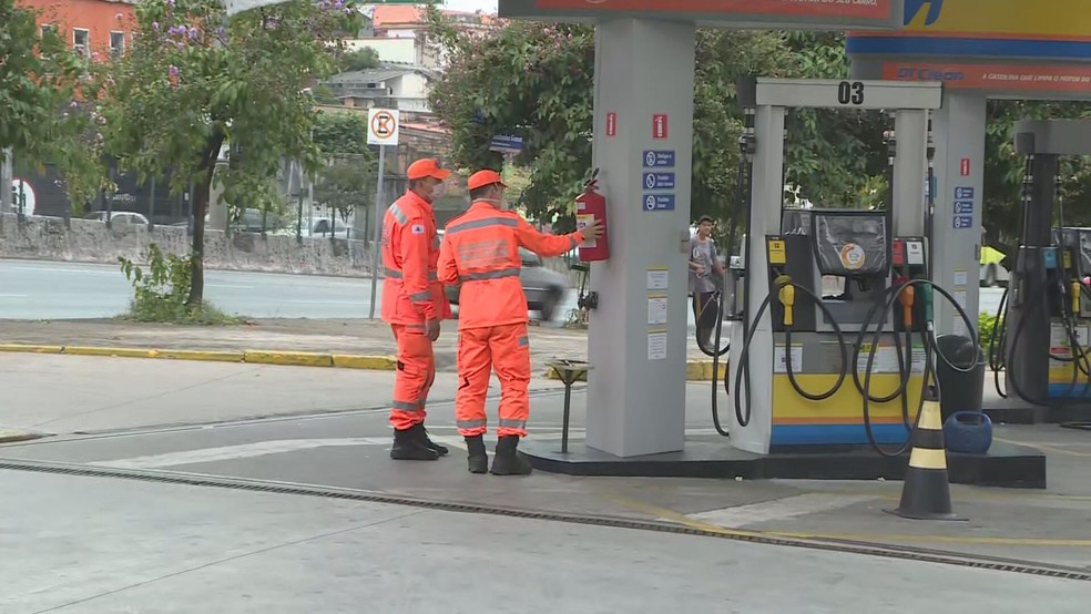 Bombeiros fazem inspeção em posto de gasolina, na Região Centro-Sul de Belo Horizonte — Foto: Reprodução/TV Globo