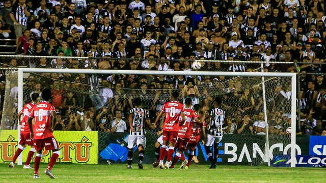 Goleiro Raílson afasta a bola da área do ASA