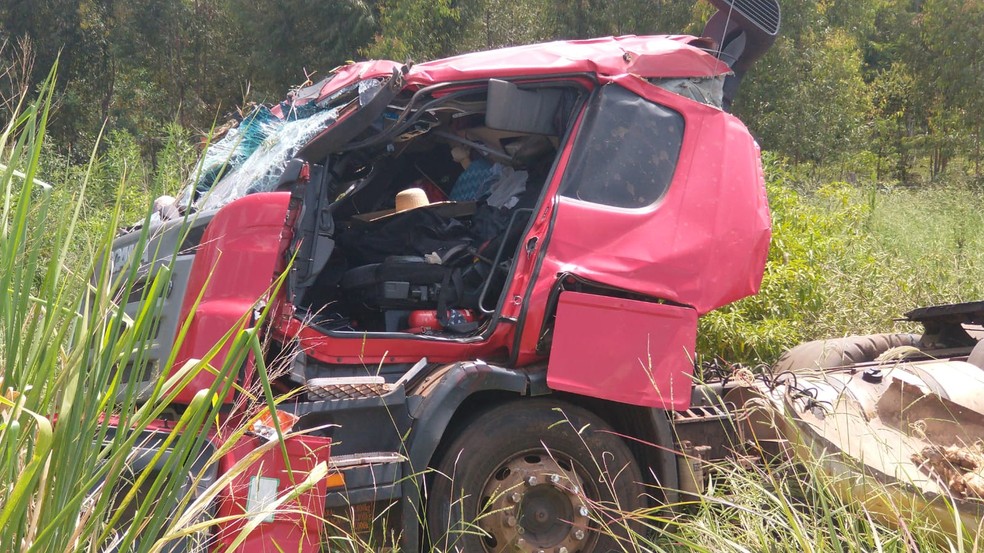 Caminhão-tanque capota e deixa motorista ferido em rodovia de Paraguaçu Paulista — Foto: TV Paraguaçu/Divulgação