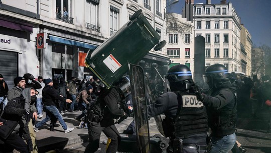 Advogados denunciam prisões arbitrárias em protestos contra reforma previdenciária na França