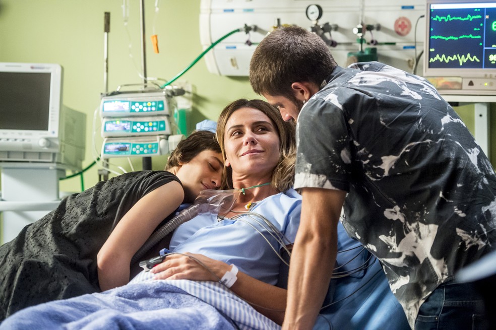 Luzia se emociona com visita de Manuela e Ícaro (Foto: TV Globo/João Cotta )