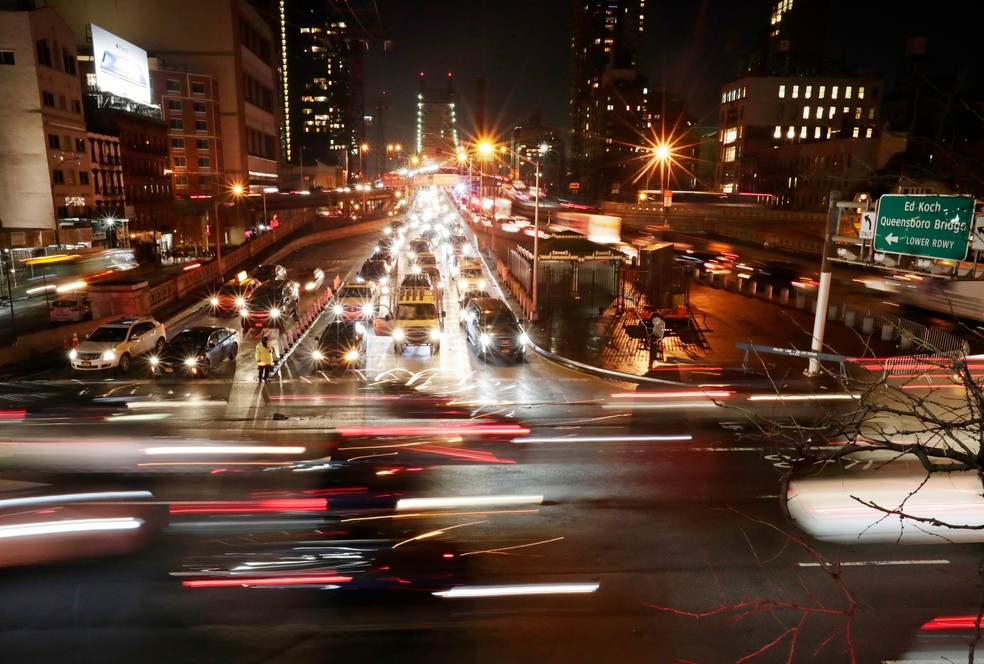 Carros rodam em Nova York nos Estados Unidos. Governo quer enfraquecer normas contra poluiÃ§Ã£o de veÃ­culos (Foto: Frank Franklin II/AP)