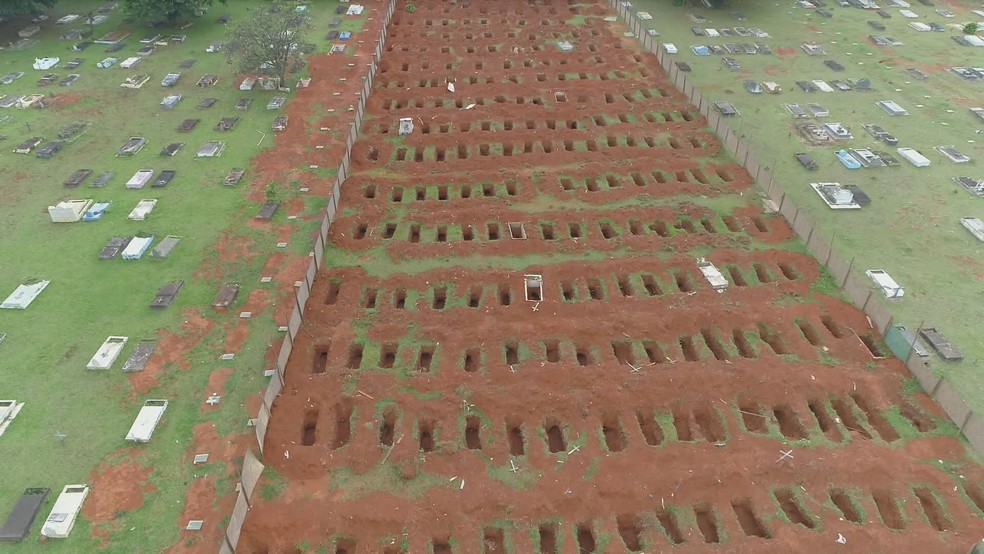 Jazigos sendo abertos no Cemitério de Taguatinga — Foto: TV Globo/Reprodução