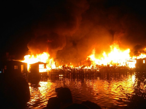Fogo começou por volta das 21h15, segundo os Bombeiros (Foto: G1)