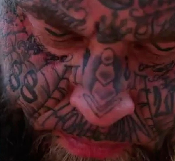 Detalhe do número 88 tatuado no rosto de Darren Lumsden (Foto: reprodução)