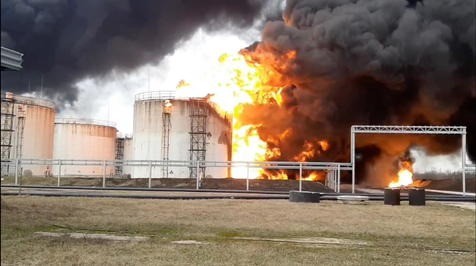 Incêndio em depósito de petróleo em Belgorod (Foto: EPA via Agência ANSA)