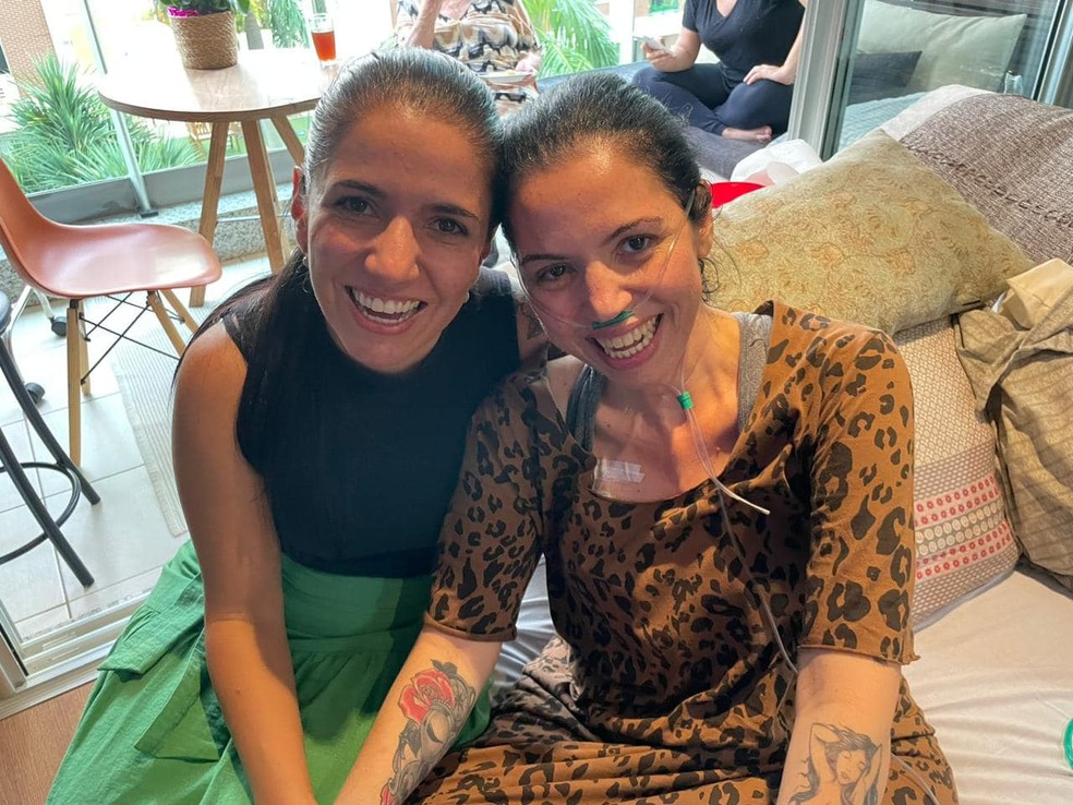 Mariana com a irm Juliana, que j estava em cuidados palioativos  Foto: Arquivo Pessoal
