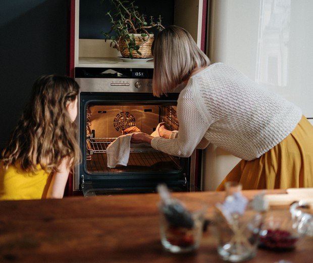 Pai australiano sugere colocar pratos vazios no freezer antes de servir a comida quente às crianças (Foto: Pexels)