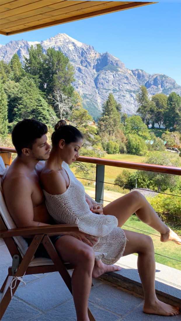 Mayra Cardi e Arthur Aguiar aproveitam viagem à Bariloche (Foto: Reprodução / Instagram)