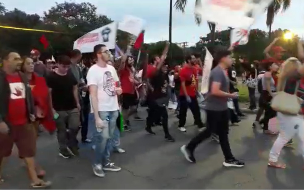 Grupo faz ato contra o terrorismo e em defesa à democracia em Goiânia, Goiás — Foto: Reprodução/TV Anhanguera
