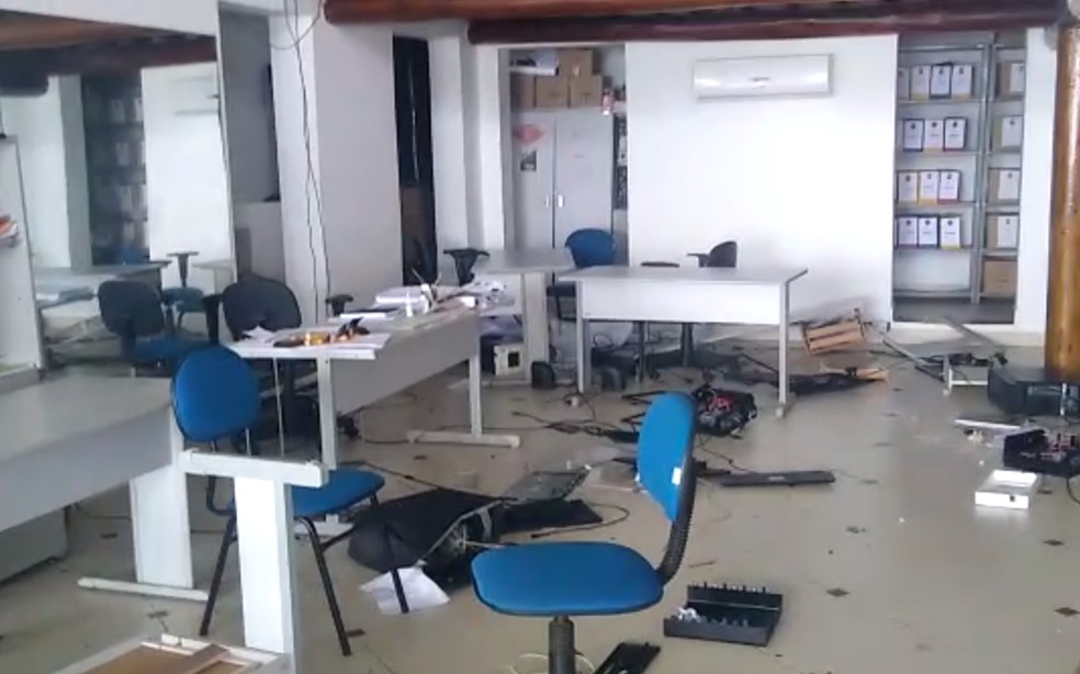 Funcionário destruiu equipamentos de escritórios na sede da Sutram, em Ilhéus — Foto: Redes Sociais