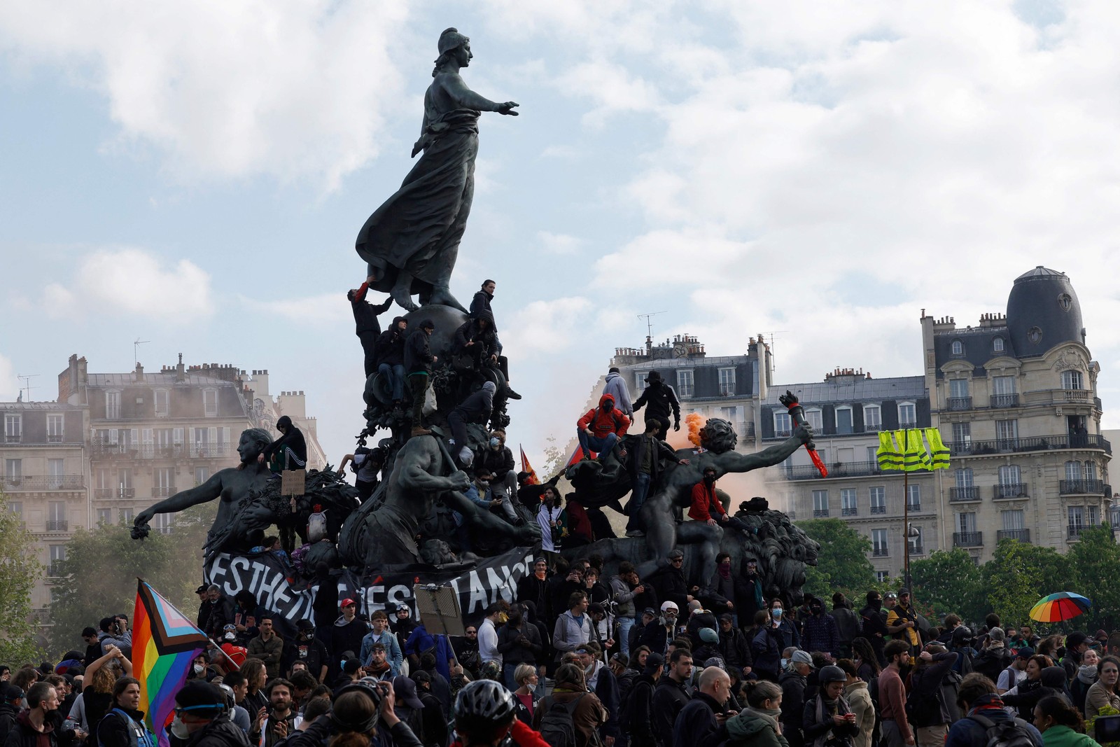 Manifestantes na Praça da Nação durante o Primeiro de Maio, em em Paris — Foto: Geoffroy VAN DER HASSELT / AFP