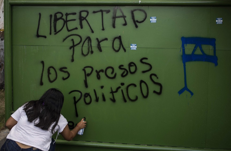 Civil escreve mensagem de protesto contra o governo de Daniel Ortega, na Nicarágua — Foto: Inti OCON / AFP